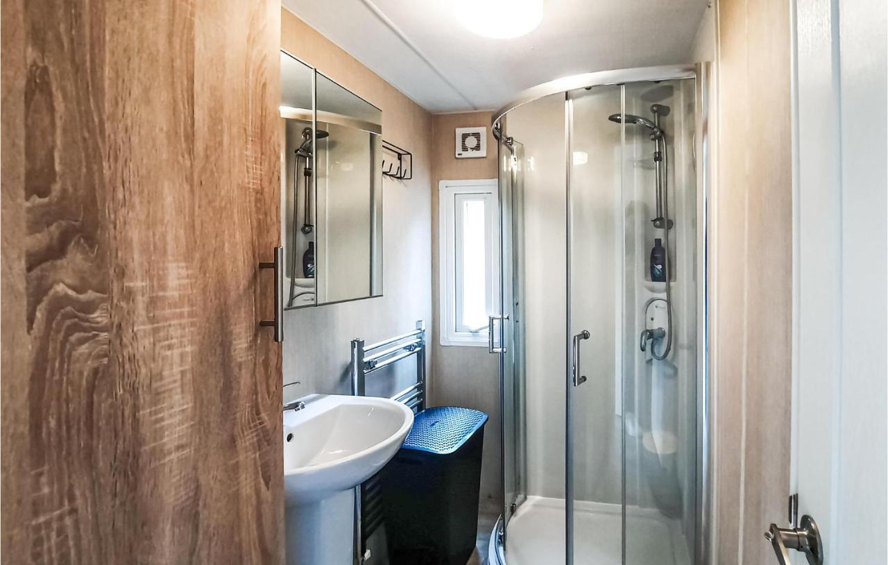 Holiday home 3 Bedroom Beautiful In Heinkenszand